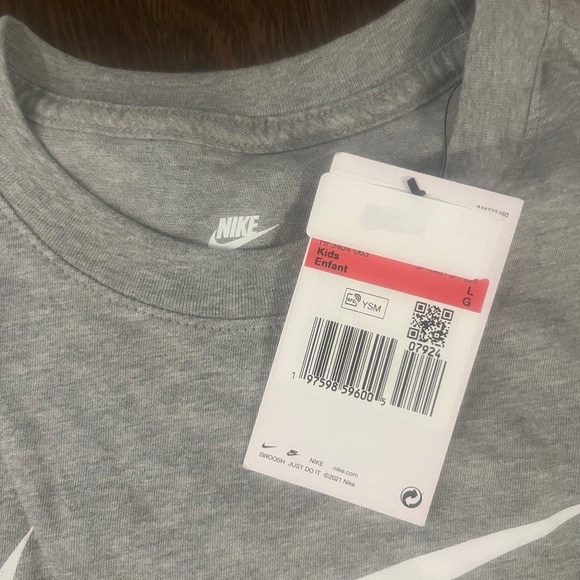 NWT - Brand New -Nike Youth T-Shirt - Large - Picture 2 of 3